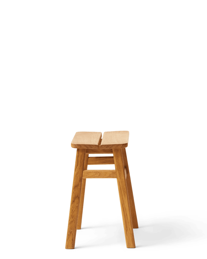 Form & Refine Angle Stool 45 สตูล์ไม้ทรงมินิมอล ที่โดดเด่นด้วยเบาะไม้หักมุม 5 องศาเพื่อความสบาย มีให้เลือก 3 รุ่น: ไม้โอ๊คเคลือบน้ำมัน ไม้บีชผิวด้าน และไม้บีชย้อมดำเคลือบเงา