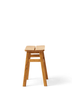 Form & Refine Angle Stool 45 สตูล์ไม้ทรงมินิมอล ที่โดดเด่นด้วยเบาะไม้หักมุม 5 องศาเพื่อความสบาย มีให้เลือก 3 รุ่น: ไม้โอ๊คเคลือบน้ำมัน ไม้บีชผิวด้าน และไม้บีชย้อมดำเคลือบเงา