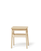 Form & Refine Angle Stool 45 สตูล์ไม้ทรงมินิมอล ที่โดดเด่นด้วยเบาะไม้หักมุม 5 องศาเพื่อความสบาย มีให้เลือก 3 รุ่น: ไม้โอ๊คเคลือบน้ำมัน ไม้บีชผิวด้าน และไม้บีชย้อมดำเคลือบเงา