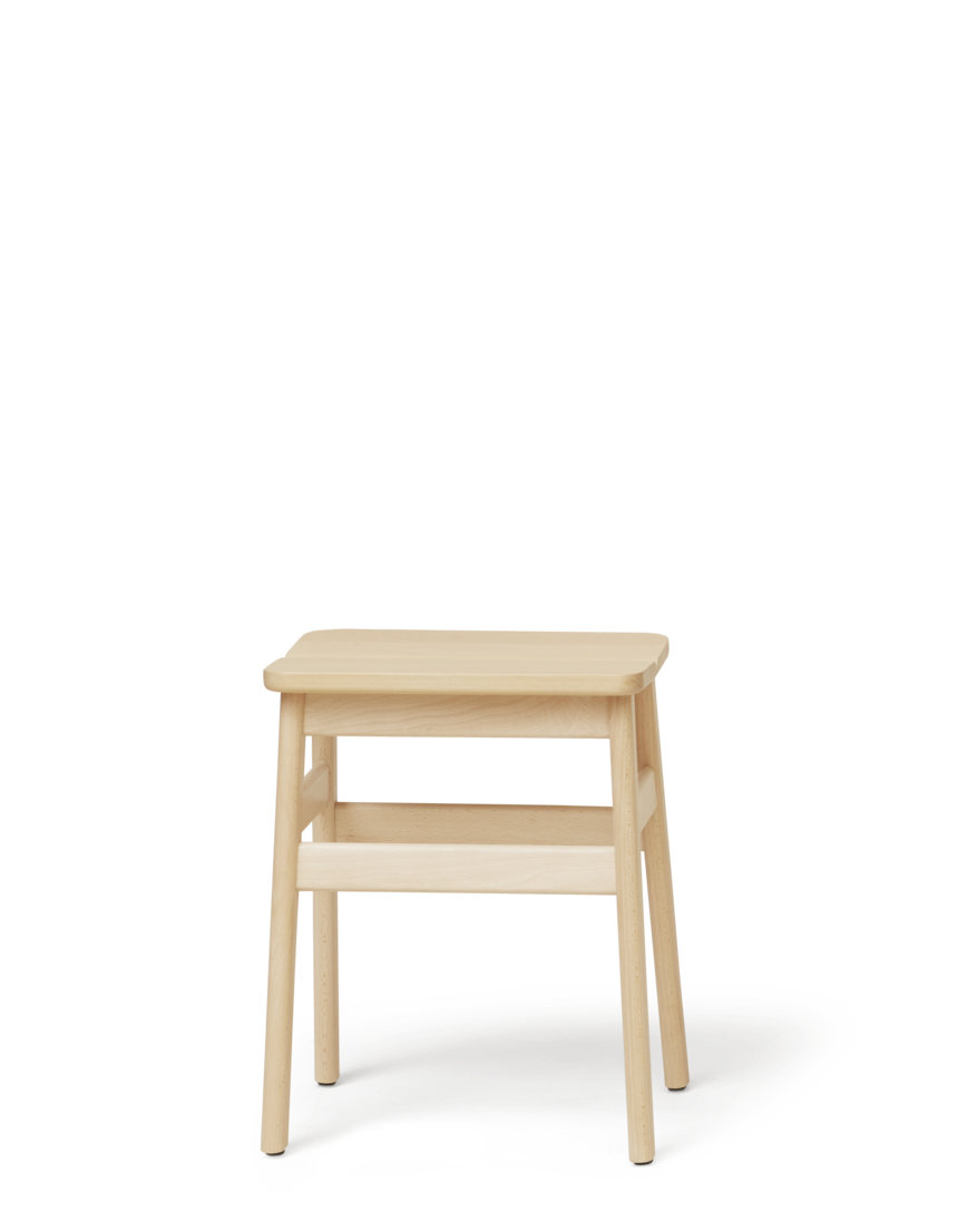 Form & Refine Angle Stool 45 สตูล์ไม้ทรงมินิมอล ที่โดดเด่นด้วยเบาะไม้หักมุม 5 องศาเพื่อความสบาย มีให้เลือก 3 รุ่น: ไม้โอ๊คเคลือบน้ำมัน ไม้บีชผิวด้าน และไม้บีชย้อมดำเคลือบเงา