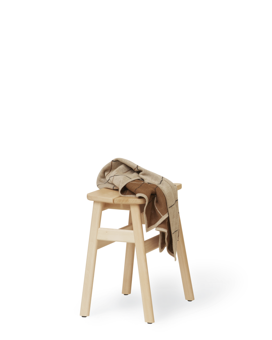 Form & Refine Angle Stool 45 สตูล์ไม้ทรงมินิมอล ที่โดดเด่นด้วยเบาะไม้หักมุม 5 องศาเพื่อความสบาย มีให้เลือก 3 รุ่น: ไม้โอ๊คเคลือบน้ำมัน ไม้บีชผิวด้าน และไม้บีชย้อมดำเคลือบเงา