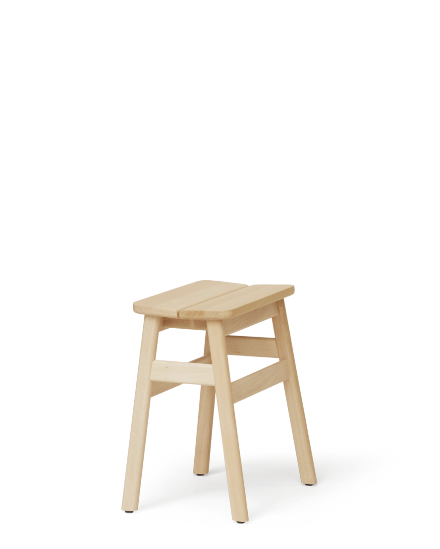 Form & Refine Angle Stool 45 สตูล์ไม้ทรงมินิมอล ที่โดดเด่นด้วยเบาะไม้หักมุม 5 องศาเพื่อความสบาย มีให้เลือก 3 รุ่น: ไม้โอ๊คเคลือบน้ำมัน ไม้บีชผิวด้าน และไม้บีชย้อมดำเคลือบเงา