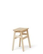 Form & Refine Angle Stool 45 สตูล์ไม้ทรงมินิมอล ที่โดดเด่นด้วยเบาะไม้หักมุม 5 องศาเพื่อความสบาย มีให้เลือก 3 รุ่น: ไม้โอ๊คเคลือบน้ำมัน ไม้บีชผิวด้าน และไม้บีชย้อมดำเคลือบเงา