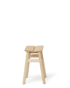 Form & Refine Angle Stool 45 สตูล์ไม้ทรงมินิมอล ที่โดดเด่นด้วยเบาะไม้หักมุม 5 องศาเพื่อความสบาย มีให้เลือก 3 รุ่น: ไม้โอ๊คเคลือบน้ำมัน ไม้บีชผิวด้าน และไม้บีชย้อมดำเคลือบเงา