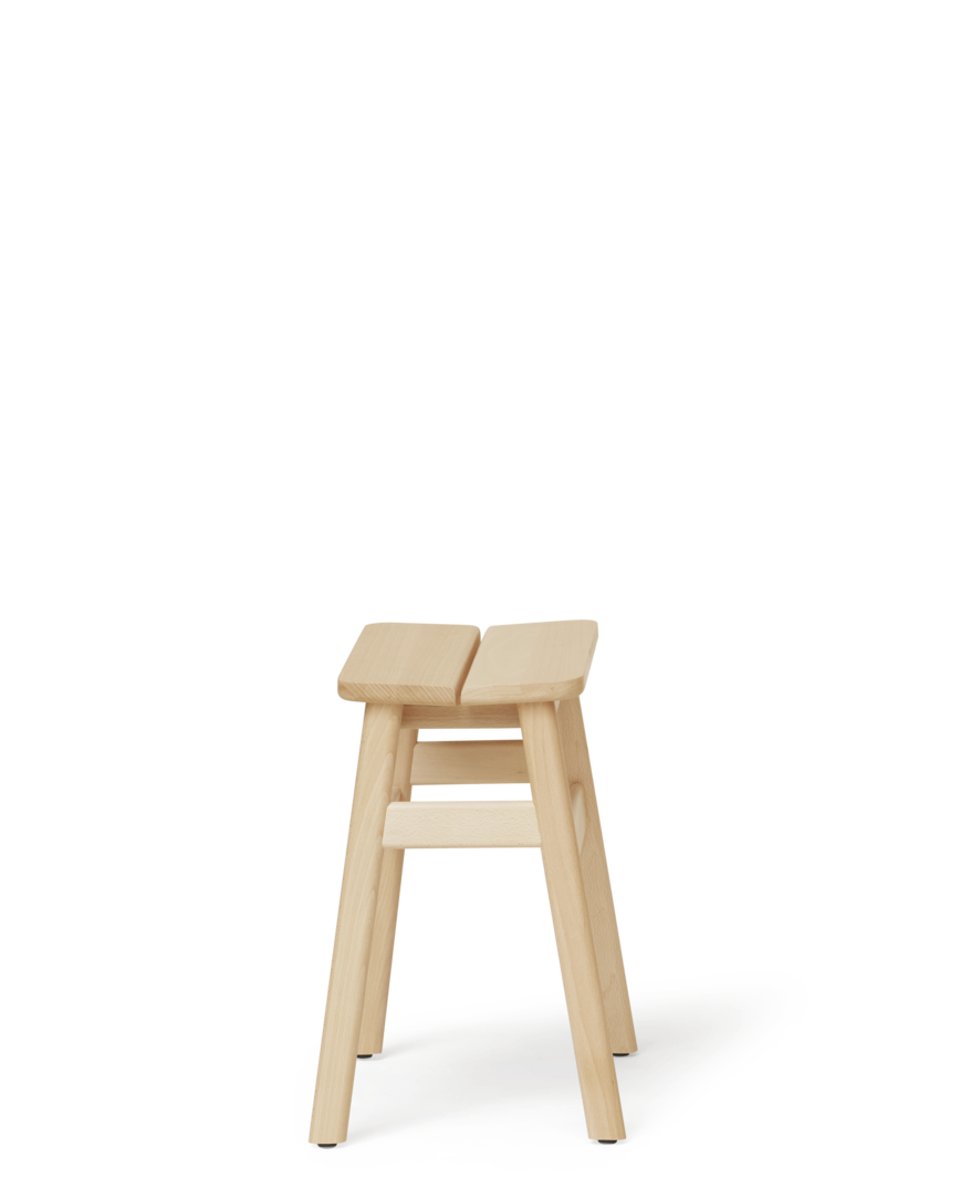 Form & Refine Angle Stool 45 สตูล์ไม้ทรงมินิมอล ที่โดดเด่นด้วยเบาะไม้หักมุม 5 องศาเพื่อความสบาย มีให้เลือก 3 รุ่น: ไม้โอ๊คเคลือบน้ำมัน ไม้บีชผิวด้าน และไม้บีชย้อมดำเคลือบเงา