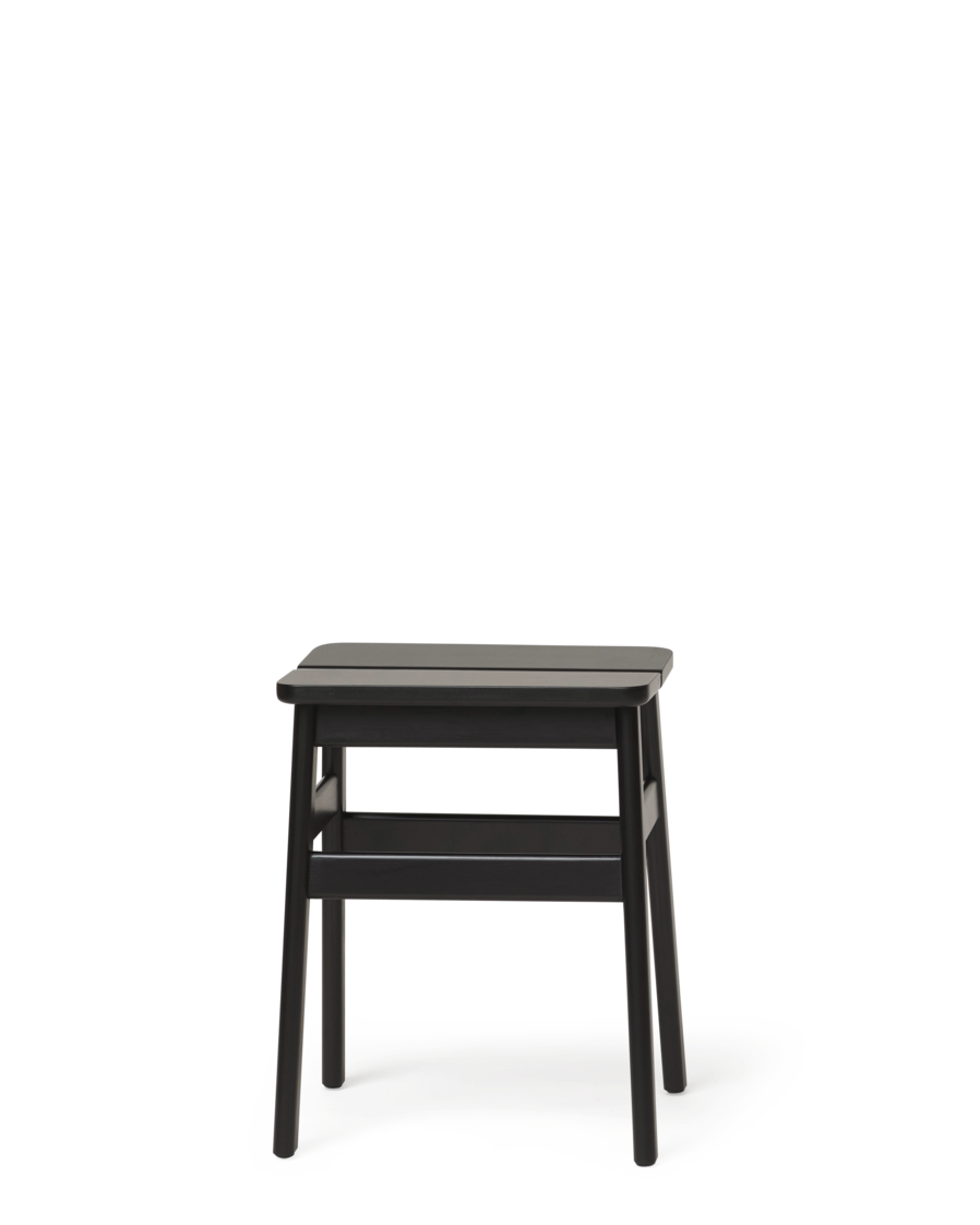 Form & Refine Angle Stool 45 สตูล์ไม้ทรงมินิมอล ที่โดดเด่นด้วยเบาะไม้หักมุม 5 องศาเพื่อความสบาย มีให้เลือก 3 รุ่น: ไม้โอ๊คเคลือบน้ำมัน ไม้บีชผิวด้าน และไม้บีชย้อมดำเคลือบเงา