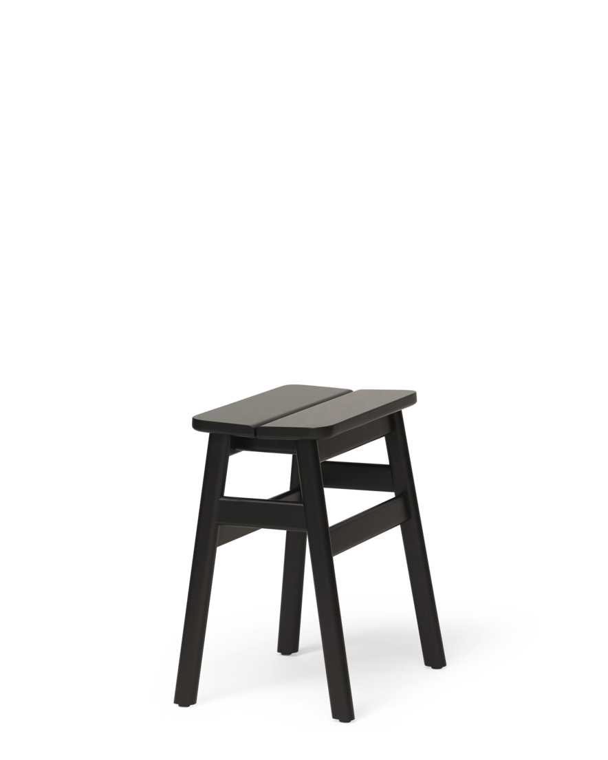 Form & Refine Angle Stool 45 สตูล์ไม้ทรงมินิมอล ที่โดดเด่นด้วยเบาะไม้หักมุม 5 องศาเพื่อความสบาย มีให้เลือก 3 รุ่น: ไม้โอ๊คเคลือบน้ำมัน ไม้บีชผิวด้าน และไม้บีชย้อมดำเคลือบเงา