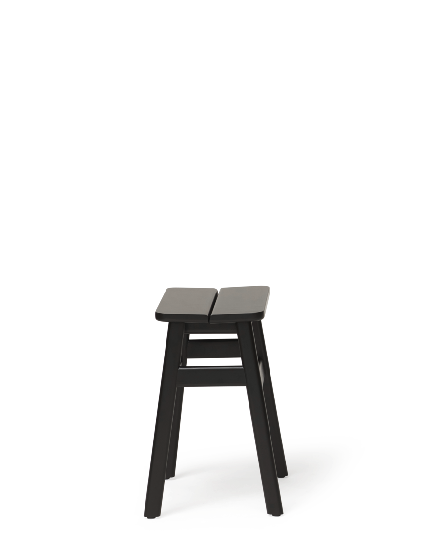 Form & Refine Angle Stool 45 สตูล์ไม้ทรงมินิมอล ที่โดดเด่นด้วยเบาะไม้หักมุม 5 องศาเพื่อความสบาย มีให้เลือก 3 รุ่น: ไม้โอ๊คเคลือบน้ำมัน ไม้บีชผิวด้าน และไม้บีชย้อมดำเคลือบเงา