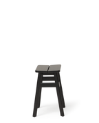 Form & Refine Angle Stool 45 สตูล์ไม้ทรงมินิมอล ที่โดดเด่นด้วยเบาะไม้หักมุม 5 องศาเพื่อความสบาย มีให้เลือก 3 รุ่น: ไม้โอ๊คเคลือบน้ำมัน ไม้บีชผิวด้าน และไม้บีชย้อมดำเคลือบเงา