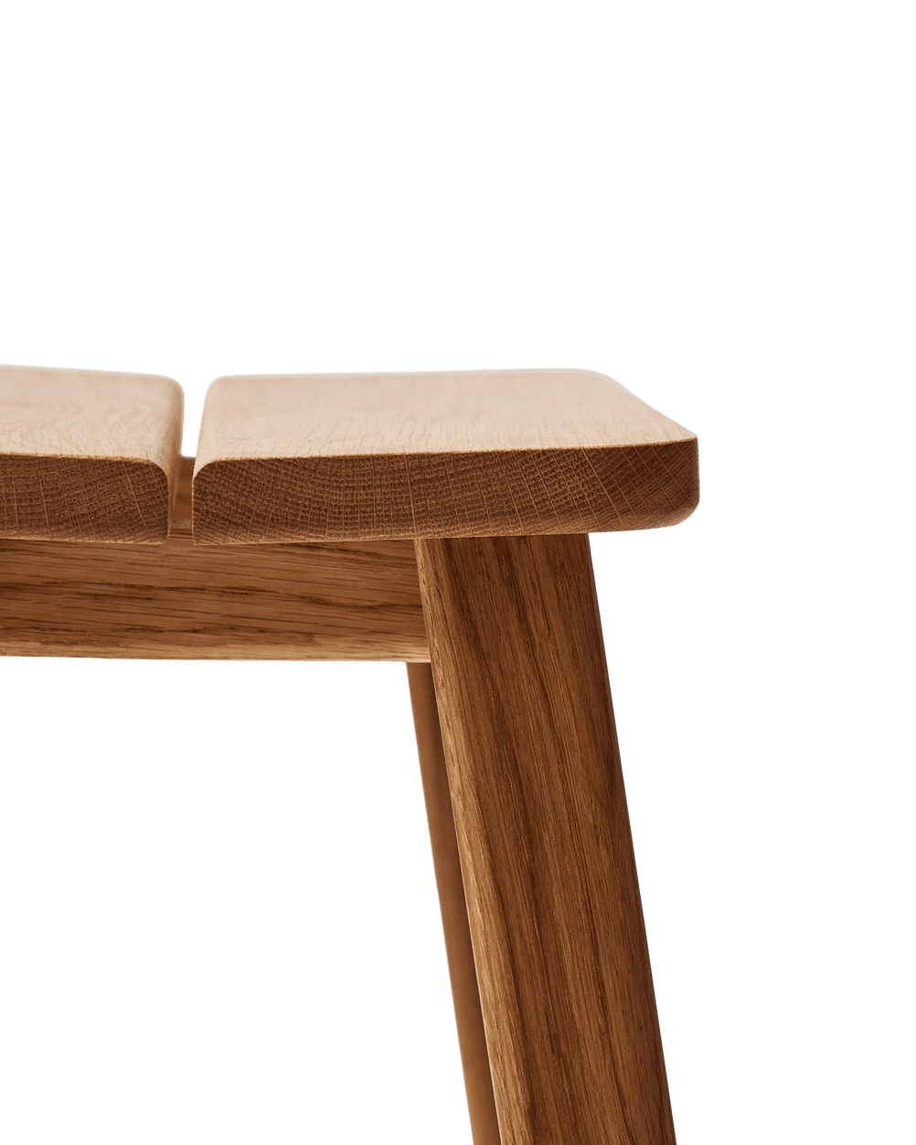 Form & Refine Angle Stool 45 สตูล์ไม้ทรงมินิมอล ที่โดดเด่นด้วยเบาะไม้หักมุม 5 องศาเพื่อความสบาย มีให้เลือก 3 รุ่น: ไม้โอ๊คเคลือบน้ำมัน ไม้บีชผิวด้าน และไม้บีชย้อมดำเคลือบเงา