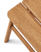 Form & Refine Angle Stool 45 สตูล์ไม้ทรงมินิมอล ที่โดดเด่นด้วยเบาะไม้หักมุม 5 องศาเพื่อความสบาย มีให้เลือก 3 รุ่น: ไม้โอ๊คเคลือบน้ำมัน ไม้บีชผิวด้าน และไม้บีชย้อมดำเคลือบเงา