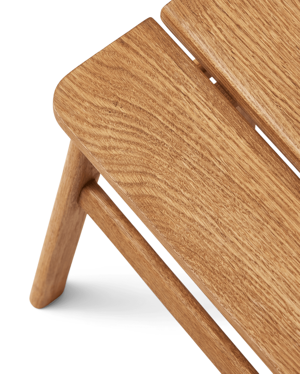 Form & Refine Angle Stool 45 สตูล์ไม้ทรงมินิมอล ที่โดดเด่นด้วยเบาะไม้หักมุม 5 องศาเพื่อความสบาย มีให้เลือก 3 รุ่น: ไม้โอ๊คเคลือบน้ำมัน ไม้บีชผิวด้าน และไม้บีชย้อมดำเคลือบเงา