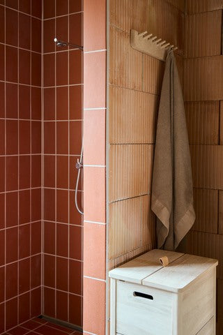 กล่องผ้าไม้โอ๊ค Form & Refine รุ่น A Line Laundry Box ทรงสูง มีร่องระบายอากาศสองเส้น ฝาเปิดด้วยหูจับหนัง ดีไซน์โปร่งและแข็งแรง มีทั้งสี Oak และ White Oak