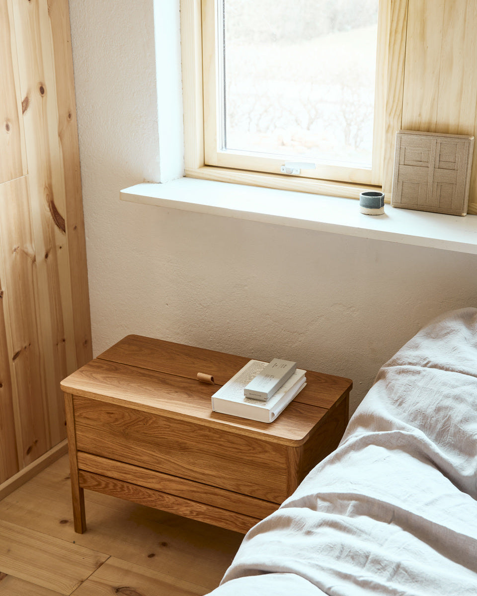 ม้านั่งเก็บของไม้โอ๊ค Form & Refine รุ่น A Line Storage Bench 68 พร้อมฝาเปิดหูจับหนัง ขาเฉือนองศาให้ลุคโปร่ง มีทั้ง Oak และ White Oak