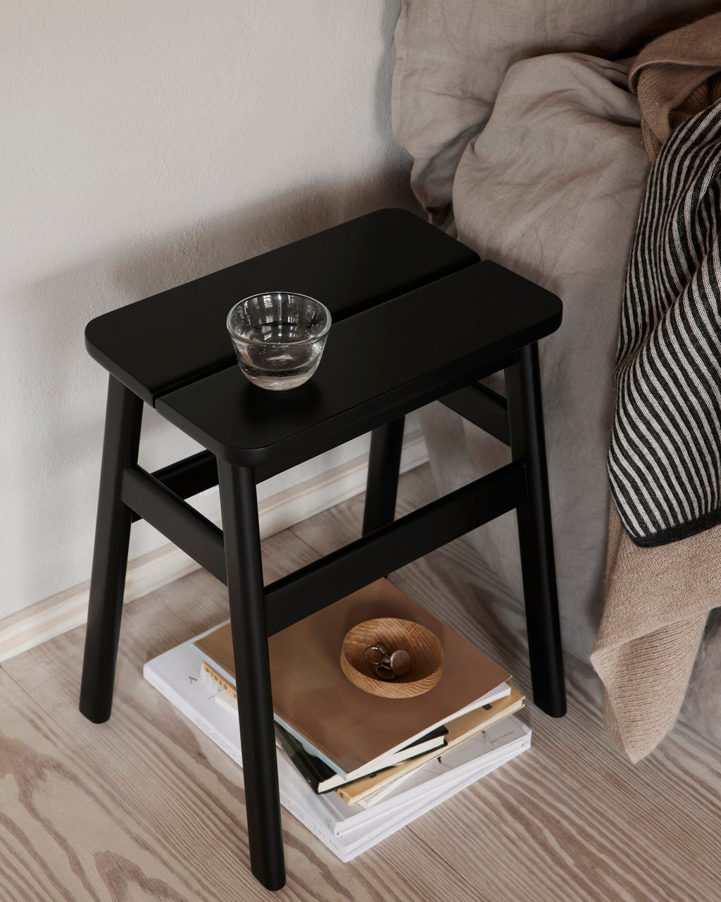 Form & Refine Angle Stool 45 สตูล์ไม้ทรงมินิมอล ที่โดดเด่นด้วยเบาะไม้หักมุม 5 องศาเพื่อความสบาย มีให้เลือก 3 รุ่น: ไม้โอ๊คเคลือบน้ำมัน ไม้บีชผิวด้าน และไม้บีชย้อมดำเคลือบเงา