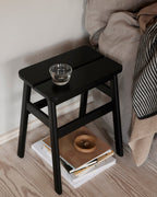 Form & Refine Angle Stool 45 สตูล์ไม้ทรงมินิมอล ที่โดดเด่นด้วยเบาะไม้หักมุม 5 องศาเพื่อความสบาย มีให้เลือก 3 รุ่น: ไม้โอ๊คเคลือบน้ำมัน ไม้บีชผิวด้าน และไม้บีชย้อมดำเคลือบเงา