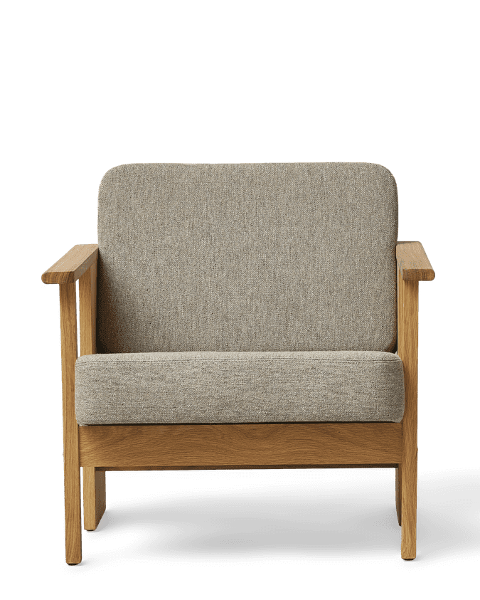 เก้าอี้ Block Lounge Chair จาก Form & Refine โครงไม้โอ๊คเต็มชิ้น เบาะบุผ้า Hallingdal 65 งานเย็บโชว์ตะเข็บ ดีไซน์กะทัดรัดแต่นั่งสบาย เหมาะกับพื้นที่เล็กและห้องนั่งเล่น