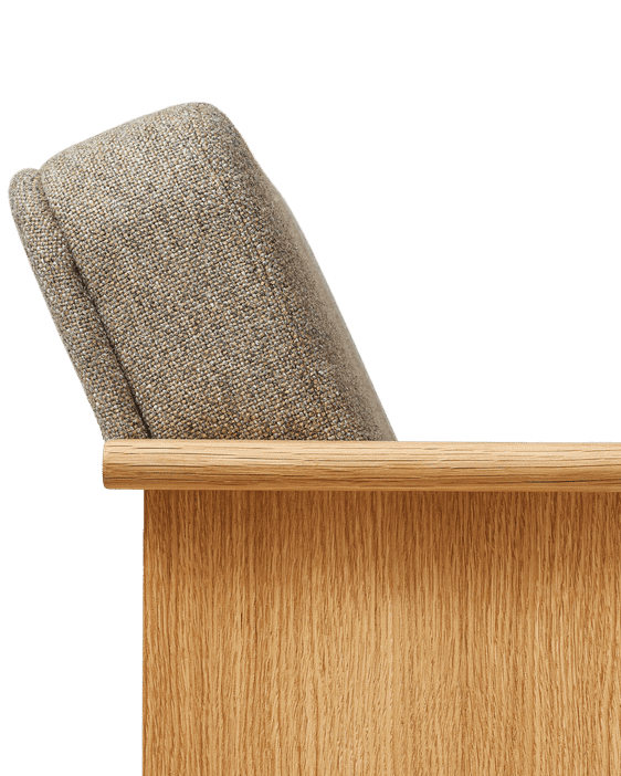 เก้าอี้ Block Lounge Chair จาก Form & Refine โครงไม้โอ๊คเต็มชิ้น เบาะบุผ้า Hallingdal 65 งานเย็บโชว์ตะเข็บ ดีไซน์กะทัดรัดแต่นั่งสบาย เหมาะกับพื้นที่เล็กและห้องนั่งเล่น
