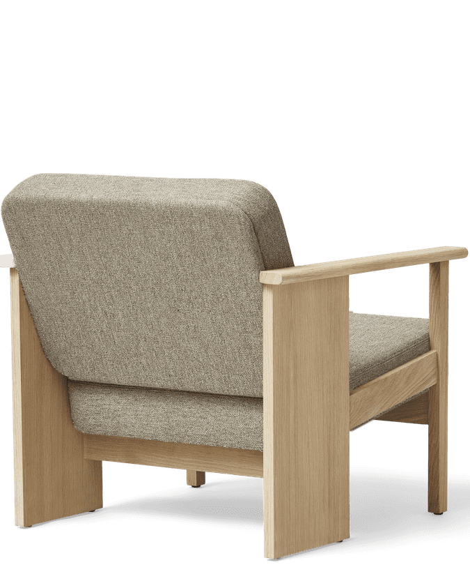 เก้าอี้ Block Lounge Chair จาก Form & Refine โครงไม้โอ๊คเต็มชิ้น เบาะบุผ้า Hallingdal 65 งานเย็บโชว์ตะเข็บ ดีไซน์กะทัดรัดแต่นั่งสบาย เหมาะกับพื้นที่เล็กและห้องนั่งเล่น