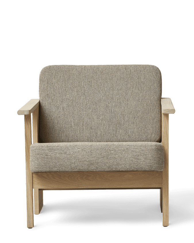 เก้าอี้ Block Lounge Chair จาก Form & Refine โครงไม้โอ๊คเต็มชิ้น เบาะบุผ้า Hallingdal 65 งานเย็บโชว์ตะเข็บ ดีไซน์กะทัดรัดแต่นั่งสบาย เหมาะกับพื้นที่เล็กและห้องนั่งเล่น