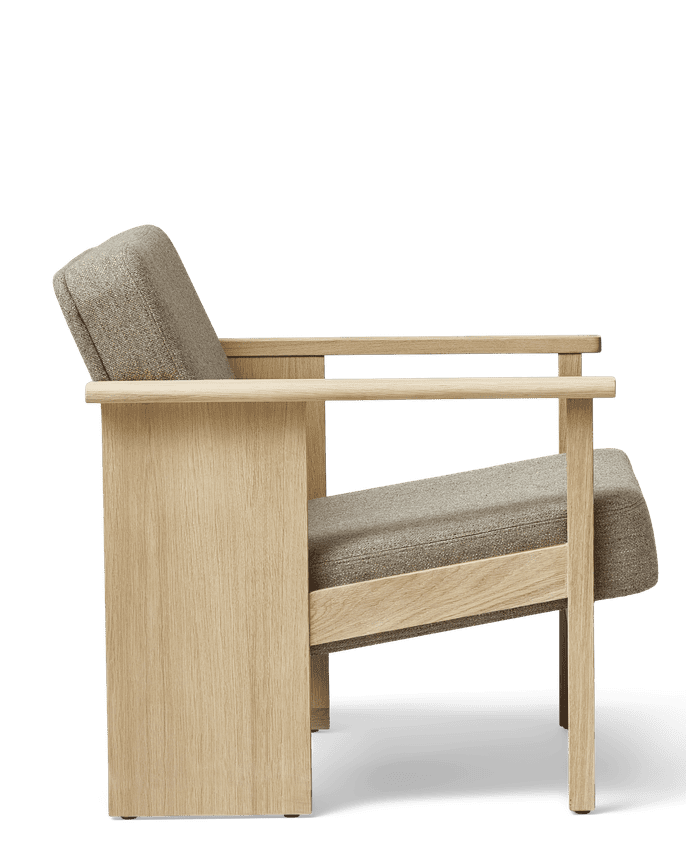 เก้าอี้ Block Lounge Chair จาก Form & Refine โครงไม้โอ๊คเต็มชิ้น เบาะบุผ้า Hallingdal 65 งานเย็บโชว์ตะเข็บ ดีไซน์กะทัดรัดแต่นั่งสบาย เหมาะกับพื้นที่เล็กและห้องนั่งเล่น