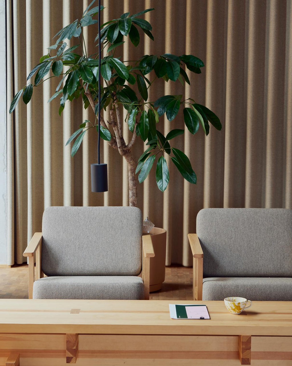 เก้าอี้ Block Lounge Chair จาก Form & Refine โครงไม้โอ๊คเต็มชิ้น เบาะบุผ้า Hallingdal 65 งานเย็บโชว์ตะเข็บ ดีไซน์กะทัดรัดแต่นั่งสบาย เหมาะกับพื้นที่เล็กและห้องนั่งเล่น