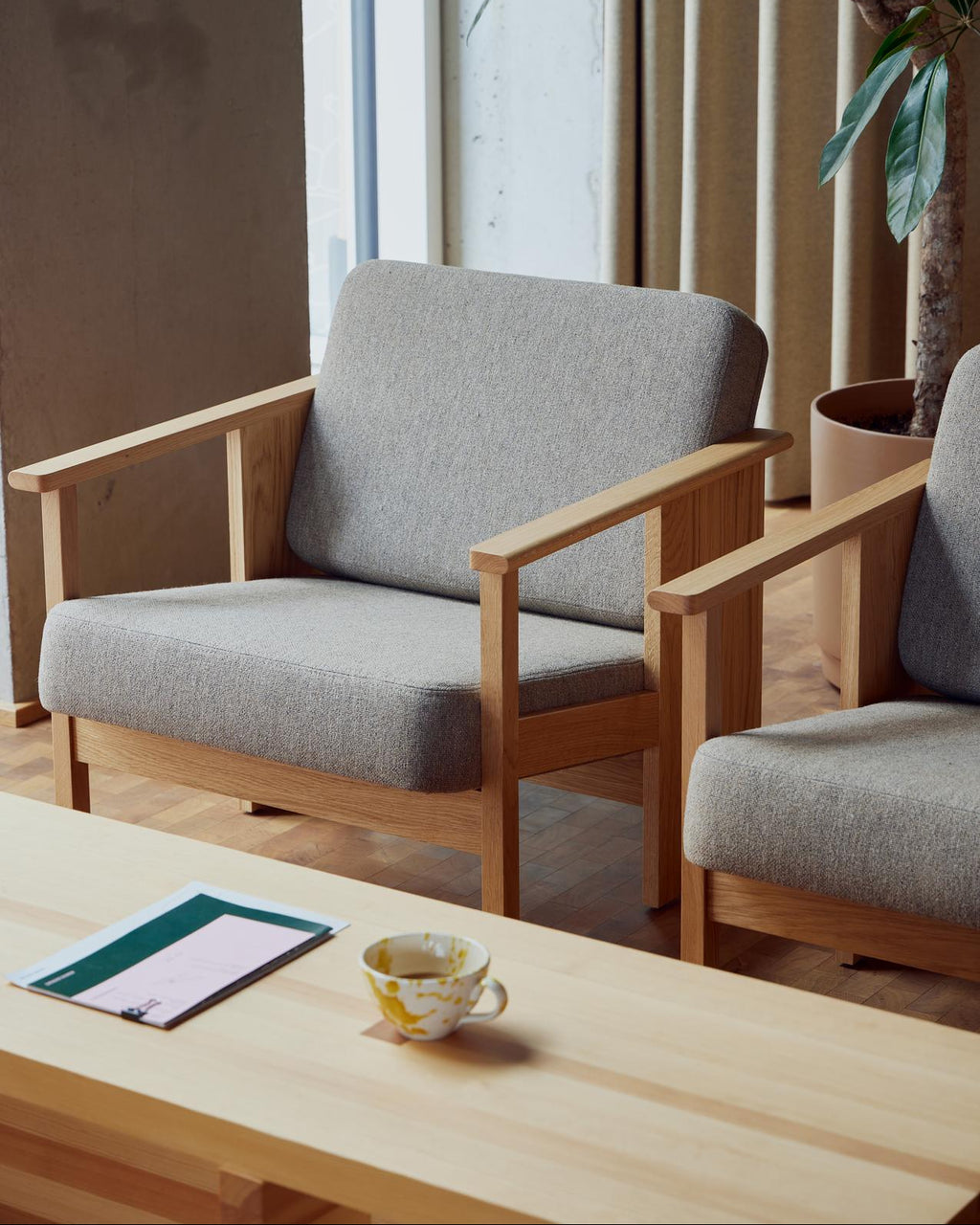 เก้าอี้ Block Lounge Chair จาก Form & Refine โครงไม้โอ๊คเต็มชิ้น เบาะบุผ้า Hallingdal 65 งานเย็บโชว์ตะเข็บ ดีไซน์กะทัดรัดแต่นั่งสบาย เหมาะกับพื้นที่เล็กและห้องนั่งเล่น