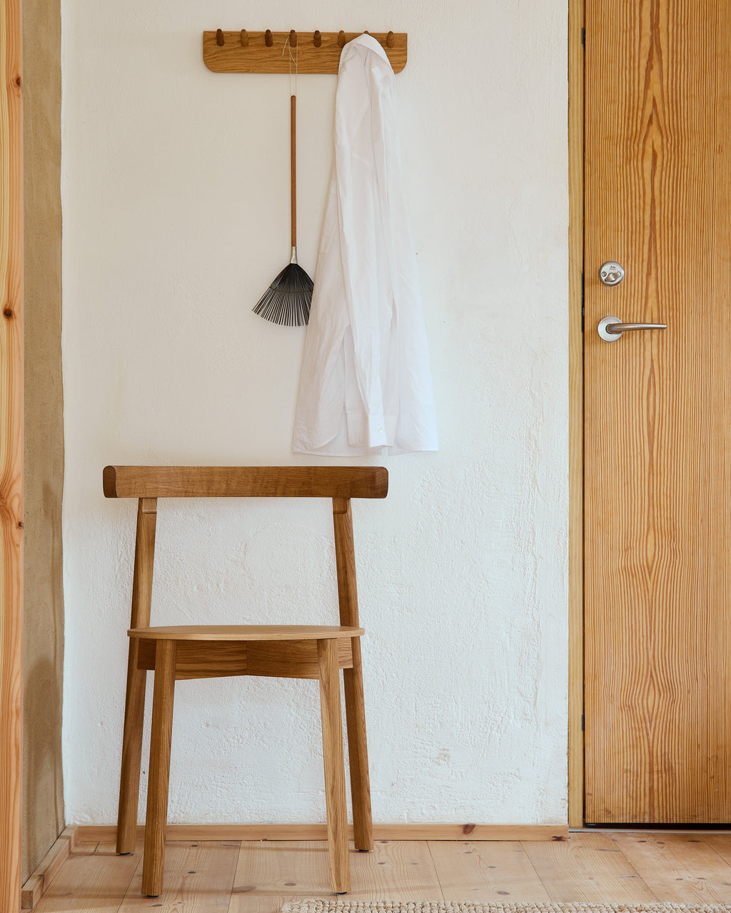 Form & Refine Lunar Chair เก้าอี้ไม้โอ๊คพนักพิงโค้งชิ้นเดียว โครง X-shape เบานั่งสบาย มีทั้งรุ่นไม้และรุ่นหุ้มผ้า Hallingdal ดีไซน์นอร์ดิกร่วมสมัย