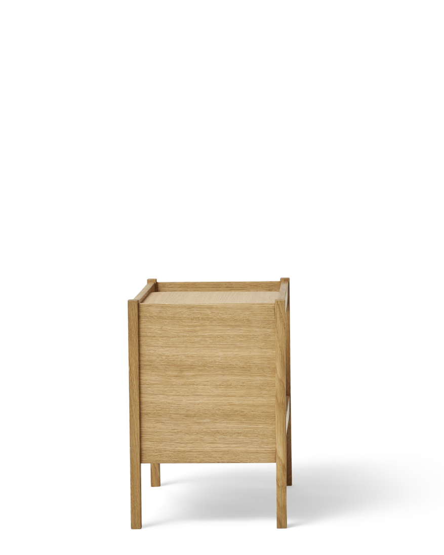 โต๊ะข้าง Form & Refine Journal Side Table ไม้โอ๊คยุโรป ขาโต๊ะคมชัด ท็อปขอบโค้ง มีช่องเก็บแมกกาซีน ใช้ได้ทั้งข้างเตียงและโซฟา