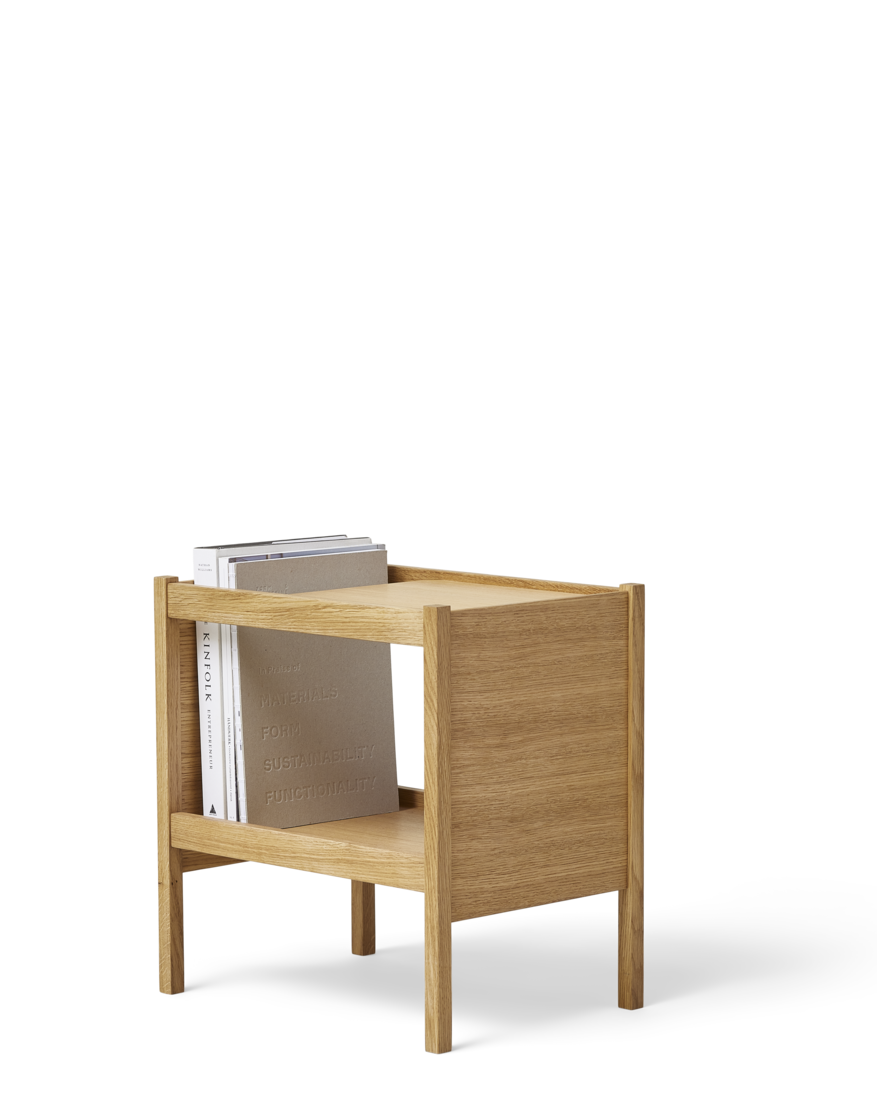 โต๊ะข้าง Form & Refine Journal Side Table ไม้โอ๊คยุโรป ขาโต๊ะคมชัด ท็อปขอบโค้ง มีช่องเก็บแมกกาซีน ใช้ได้ทั้งข้างเตียงและโซฟา