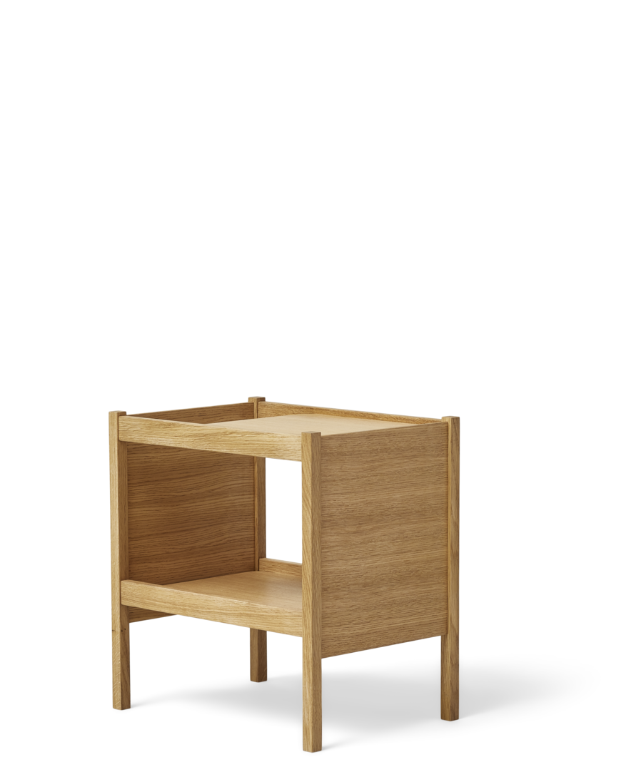 โต๊ะข้าง Form & Refine Journal Side Table ไม้โอ๊คยุโรป ขาโต๊ะคมชัด ท็อปขอบโค้ง มีช่องเก็บแมกกาซีน ใช้ได้ทั้งข้างเตียงและโซฟา