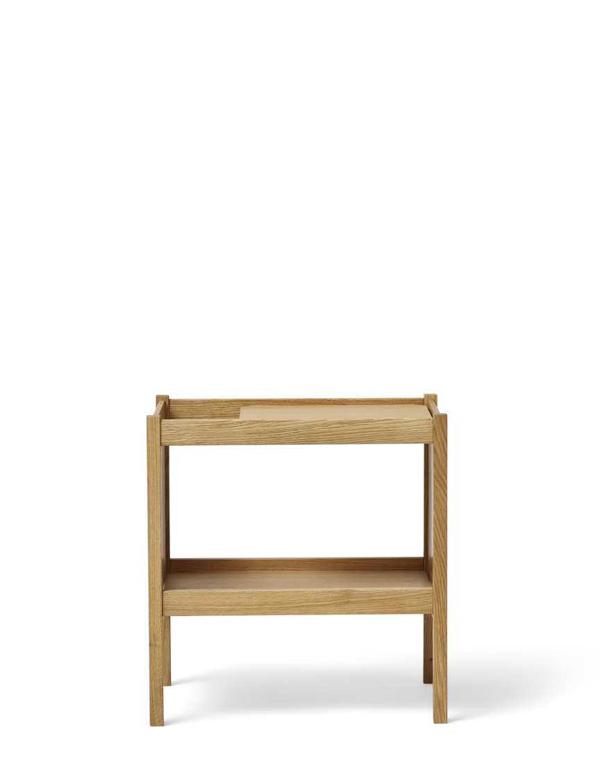 โต๊ะข้าง Form & Refine Journal Side Table ไม้โอ๊คยุโรป ขาโต๊ะคมชัด ท็อปขอบโค้ง มีช่องเก็บแมกกาซีน ใช้ได้ทั้งข้างเตียงและโซฟา