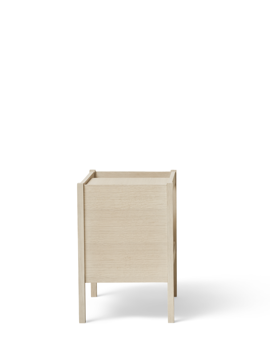 โต๊ะข้าง Form & Refine Journal Side Table ไม้โอ๊คยุโรป ขาโต๊ะคมชัด ท็อปขอบโค้ง มีช่องเก็บแมกกาซีน ใช้ได้ทั้งข้างเตียงและโซฟา