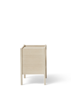 โต๊ะข้าง Form & Refine Journal Side Table ไม้โอ๊คยุโรป ขาโต๊ะคมชัด ท็อปขอบโค้ง มีช่องเก็บแมกกาซีน ใช้ได้ทั้งข้างเตียงและโซฟา