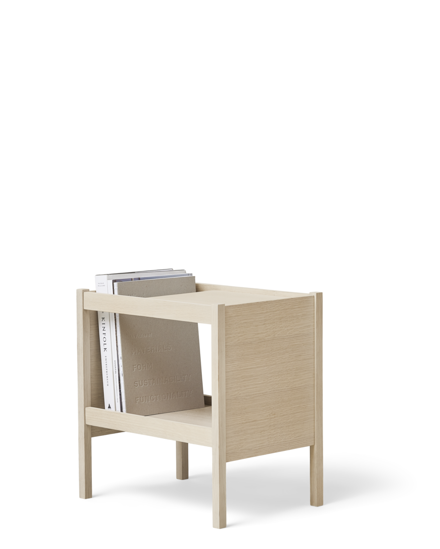 โต๊ะข้าง Form & Refine Journal Side Table ไม้โอ๊คยุโรป ขาโต๊ะคมชัด ท็อปขอบโค้ง มีช่องเก็บแมกกาซีน ใช้ได้ทั้งข้างเตียงและโซฟา