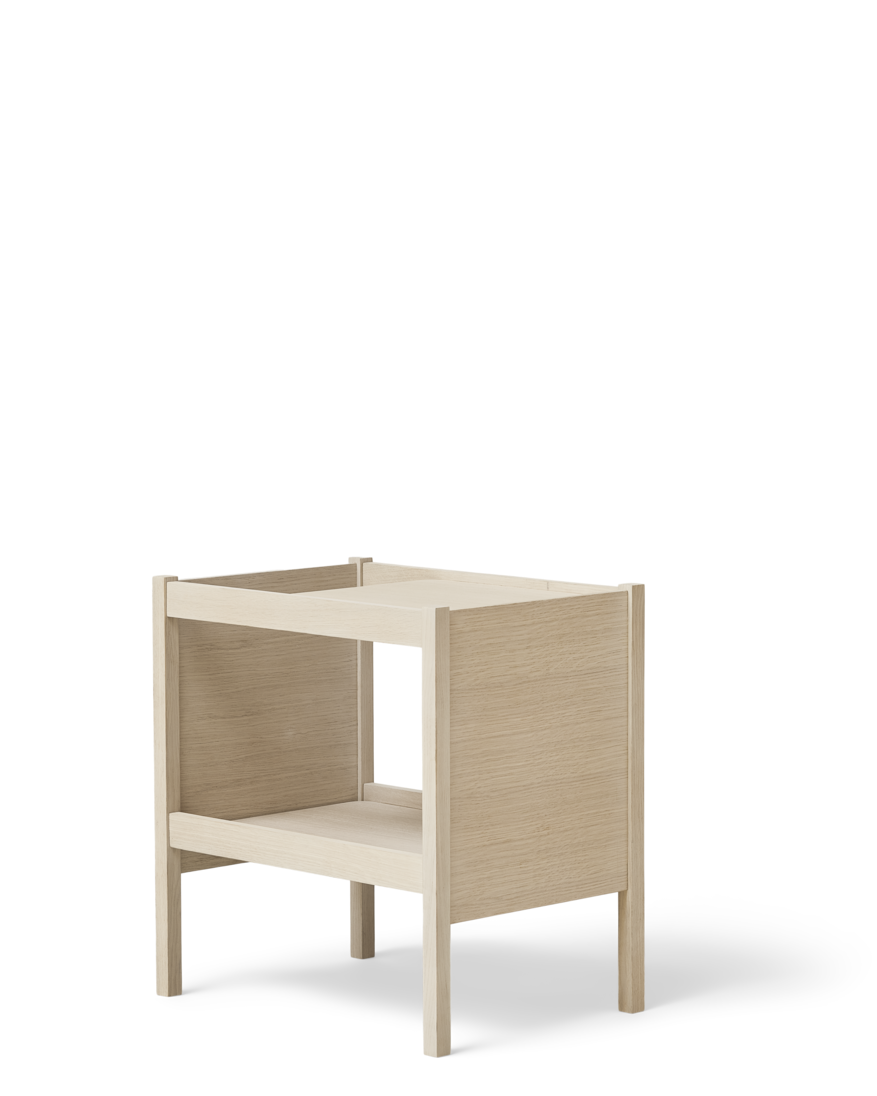 โต๊ะข้าง Form & Refine Journal Side Table ไม้โอ๊คยุโรป ขาโต๊ะคมชัด ท็อปขอบโค้ง มีช่องเก็บแมกกาซีน ใช้ได้ทั้งข้างเตียงและโซฟา