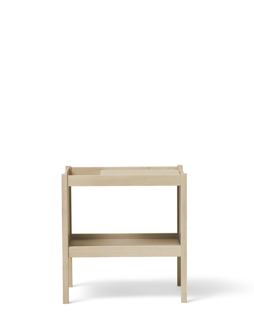 โต๊ะข้าง Form & Refine Journal Side Table ไม้โอ๊คยุโรป ขาโต๊ะคมชัด ท็อปขอบโค้ง มีช่องเก็บแมกกาซีน ใช้ได้ทั้งข้างเตียงและโซฟา