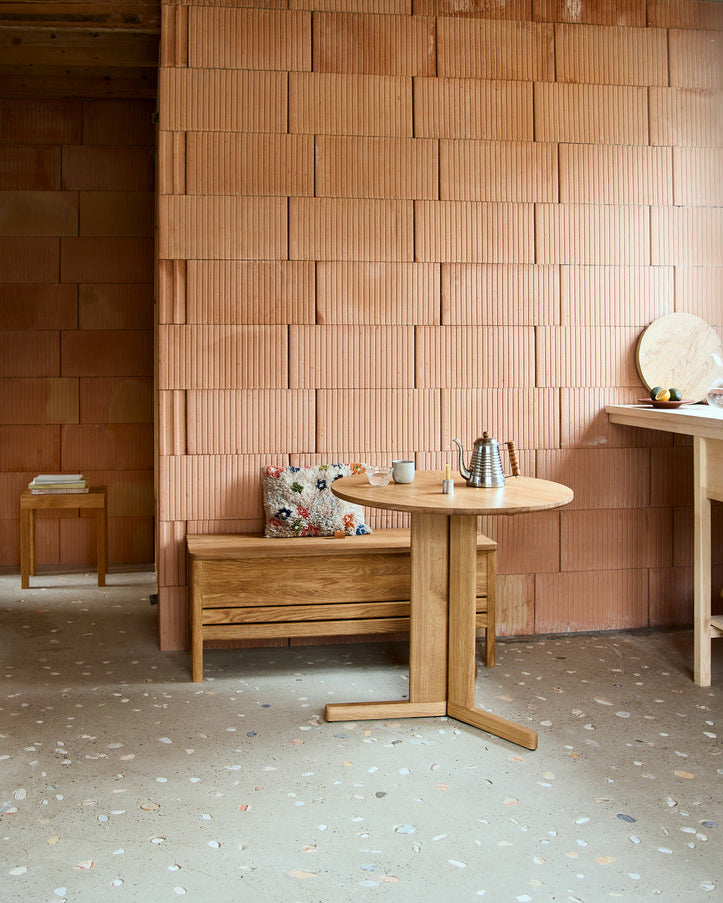 ม้านั่งเก็บของไม้โอ๊ค Form & Refine รุ่น A Line Storage Bench 68 พร้อมฝาเปิดหูจับหนัง ขาเฉือนองศาให้ลุคโปร่ง มีทั้ง Oak และ White Oak