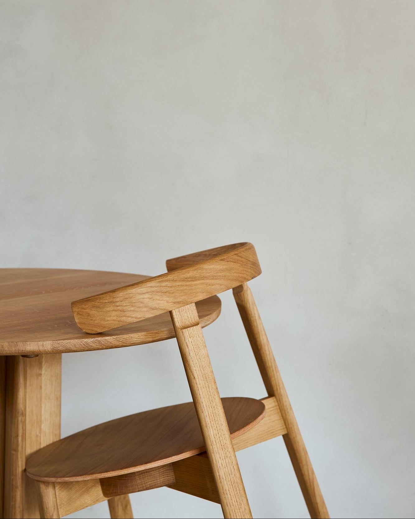 Form & Refine Lunar Chair เก้าอี้ไม้โอ๊คพนักพิงโค้งชิ้นเดียว โครง X-shape เบานั่งสบาย มีทั้งรุ่นไม้และรุ่นหุ้มผ้า Hallingdal ดีไซน์นอร์ดิกร่วมสมัย