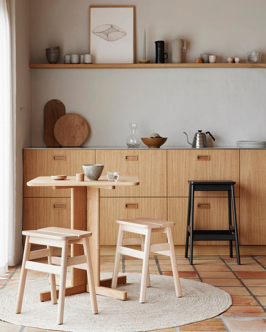 Form & Refine Angle Stool 45 สตูล์ไม้ทรงมินิมอล ที่โดดเด่นด้วยเบาะไม้หักมุม 5 องศาเพื่อความสบาย มีให้เลือก 3 รุ่น: ไม้โอ๊คเคลือบน้ำมัน ไม้บีชผิวด้าน และไม้บีชย้อมดำเคลือบเงา