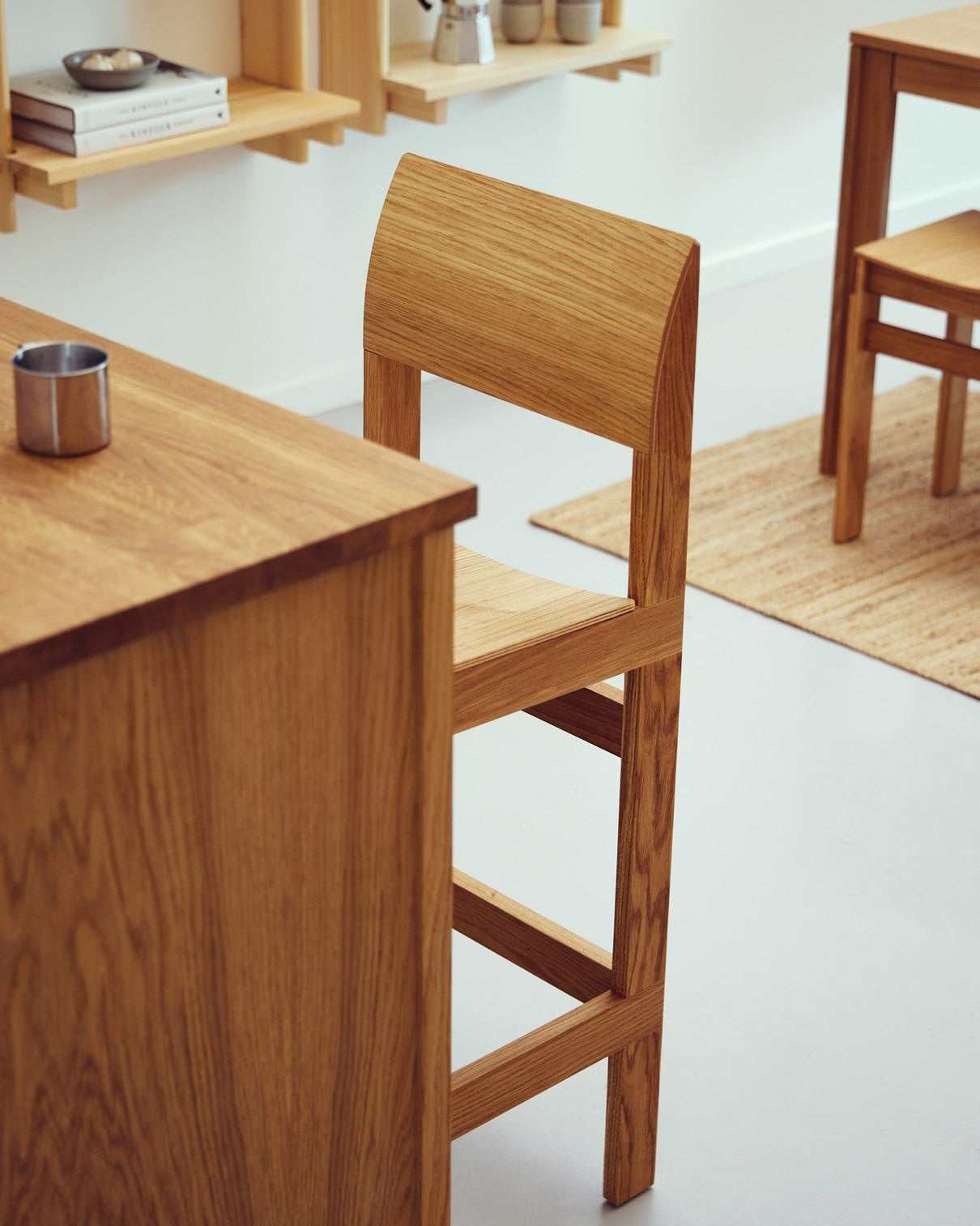 Form & Refine Sonder Bar Chair 65 เก้าอี้บาร์ไม้โอ๊คพนักพิงโค้ง ดีไซน์สแกนดิเนเวียน มีทั้งรุ่นที่นั่งไม้และรุ่นหุ้มผ้า Hallingdal