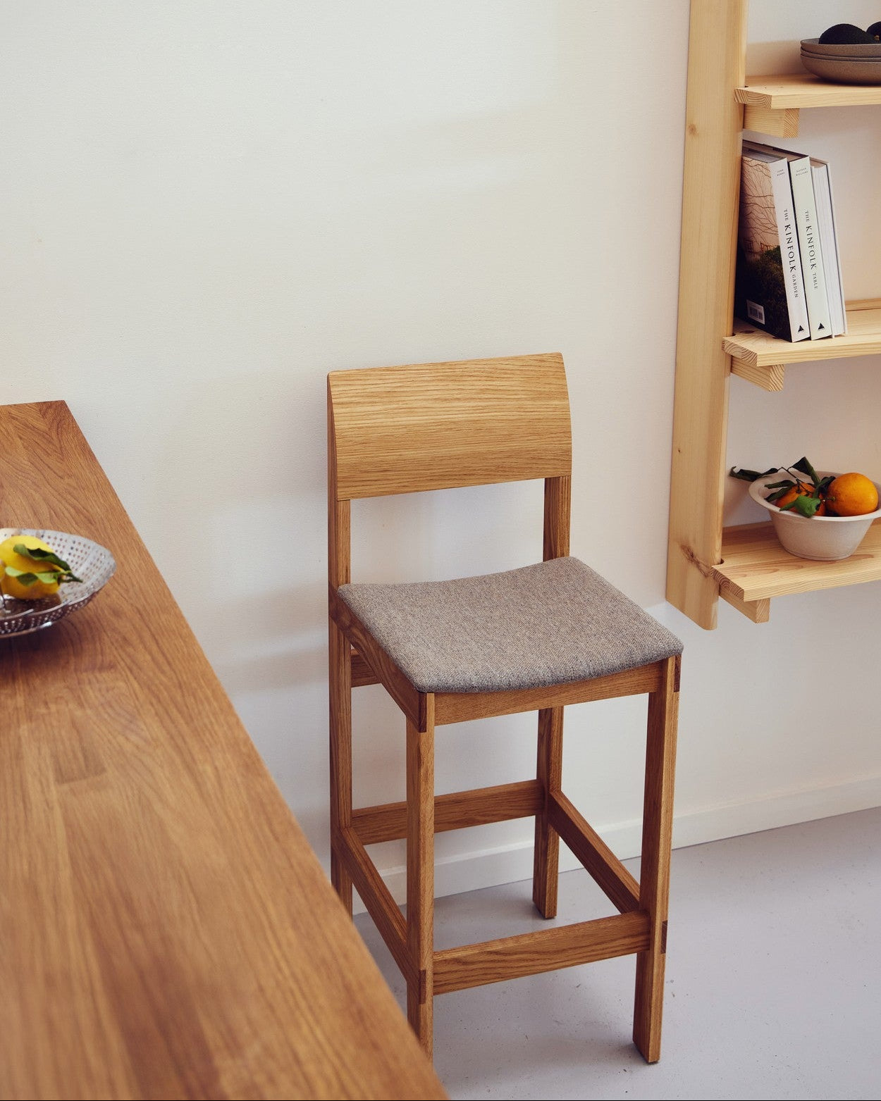 Form & Refine Sonder Bar Chair 65 เก้าอี้บาร์ไม้โอ๊คพนักพิงโค้ง ดีไซน์สแกนดิเนเวียน มีทั้งรุ่นที่นั่งไม้และรุ่นหุ้มผ้า Hallingdal