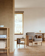 โต๊ะข้าง Form & Refine Journal Side Table ไม้โอ๊คยุโรป ขาโต๊ะคมชัด ท็อปขอบโค้ง มีช่องเก็บแมกกาซีน ใช้ได้ทั้งข้างเตียงและโซฟา