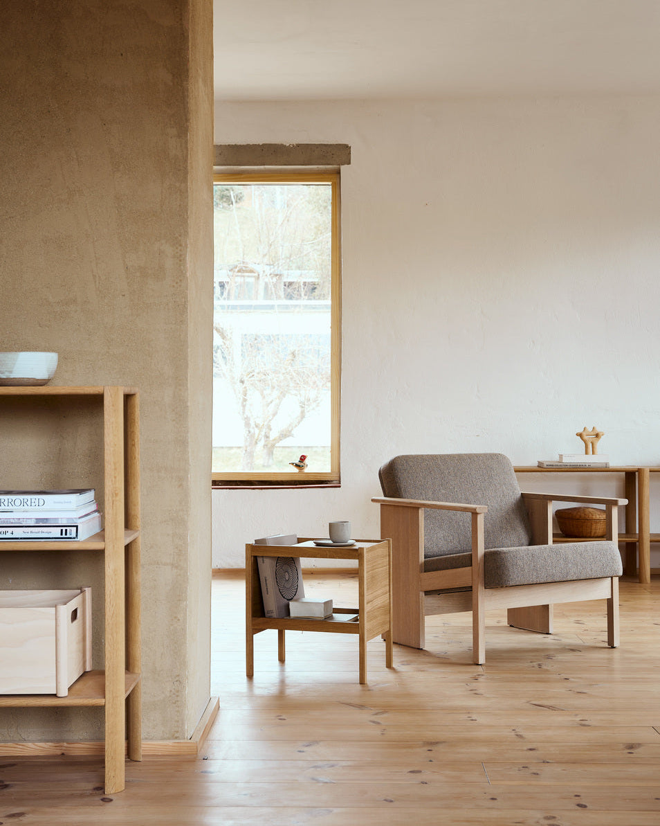 เก้าอี้ Block Lounge Chair จาก Form & Refine โครงไม้โอ๊คเต็มชิ้น เบาะบุผ้า Hallingdal 65 งานเย็บโชว์ตะเข็บ ดีไซน์กะทัดรัดแต่นั่งสบาย เหมาะกับพื้นที่เล็กและห้องนั่งเล่น