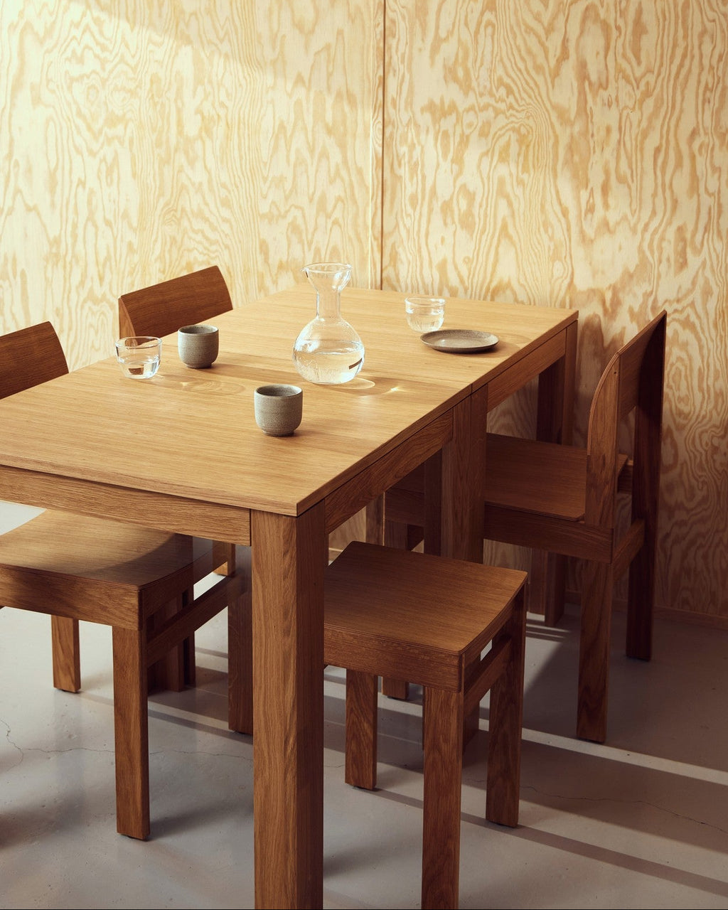 Form & Refine Sonder Stool สตูลไม้โอ๊คเบาะโค้งดีไซน์เรียบโปร่ง สไตล์สแกนดิเนเวียน ใช้เป็นเก้าอี้หรือโต๊ะข้างได้