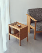 โต๊ะข้าง Form & Refine Journal Side Table ไม้โอ๊คยุโรป ขาโต๊ะคมชัด ท็อปขอบโค้ง มีช่องเก็บแมกกาซีน ใช้ได้ทั้งข้างเตียงและโซฟา