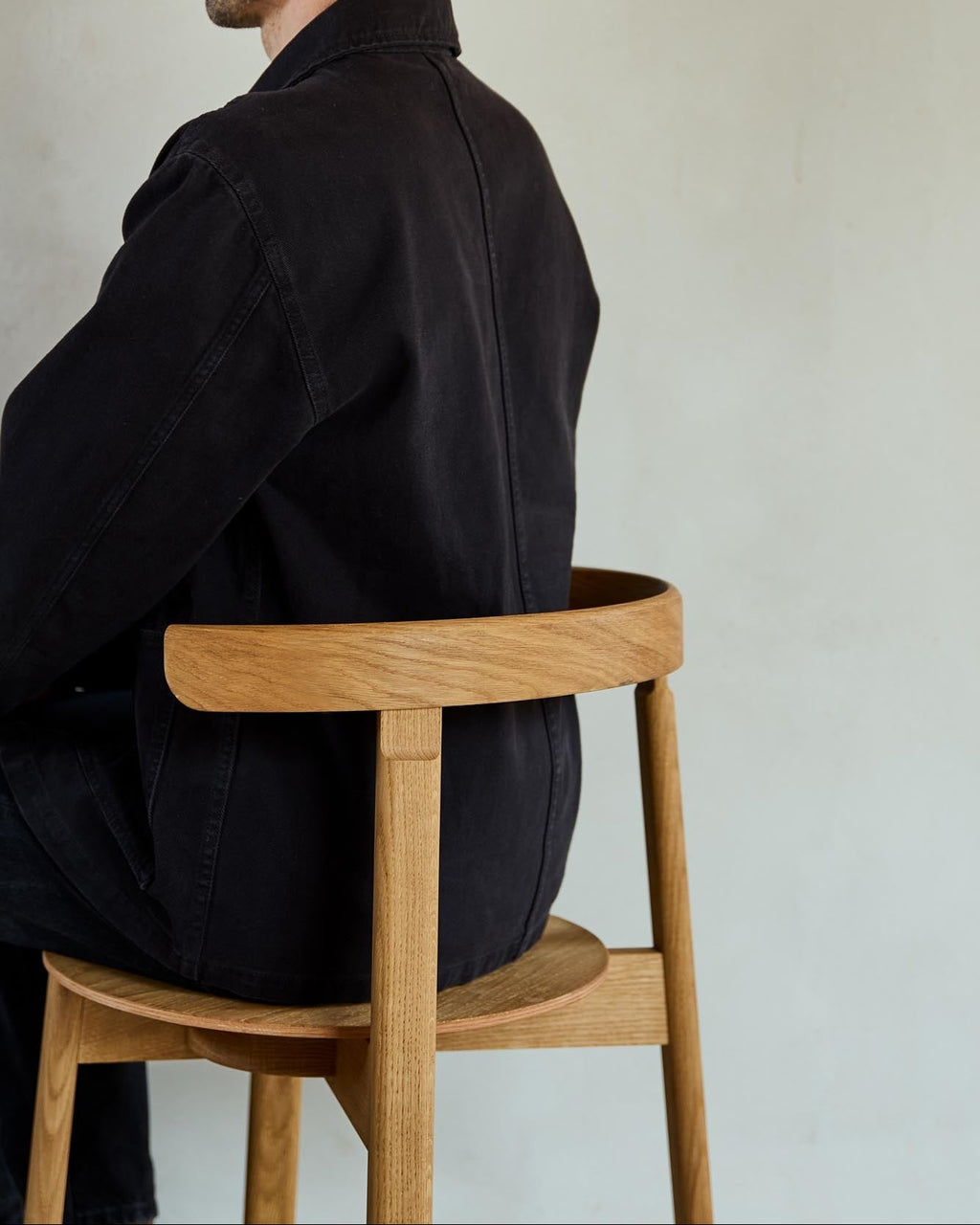 Form & Refine Lunar Chair เก้าอี้ไม้โอ๊คพนักพิงโค้งชิ้นเดียว โครง X-shape เบานั่งสบาย มีทั้งรุ่นไม้และรุ่นหุ้มผ้า Hallingdal ดีไซน์นอร์ดิกร่วมสมัย