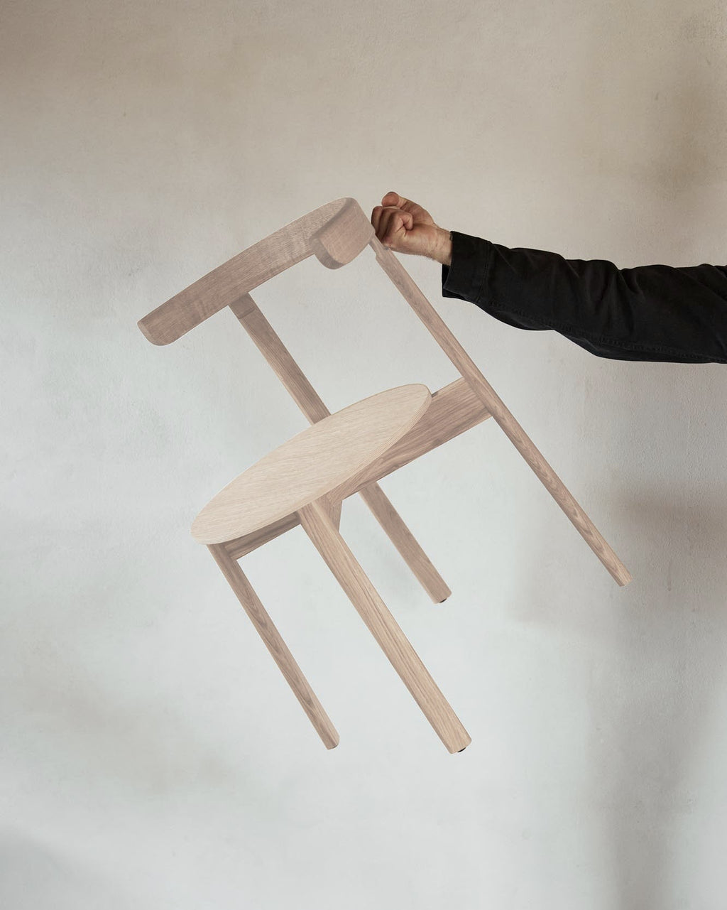 Form & Refine Lunar Chair เก้าอี้ไม้โอ๊คพนักพิงโค้งชิ้นเดียว โครง X-shape เบานั่งสบาย มีทั้งรุ่นไม้และรุ่นหุ้มผ้า Hallingdal ดีไซน์นอร์ดิกร่วมสมัย