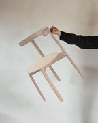 Form & Refine Lunar Chair เก้าอี้ไม้โอ๊คพนักพิงโค้งชิ้นเดียว โครง X-shape เบานั่งสบาย มีทั้งรุ่นไม้และรุ่นหุ้มผ้า Hallingdal ดีไซน์นอร์ดิกร่วมสมัย