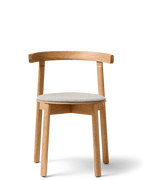 Form & Refine Lunar Chair เก้าอี้ไม้โอ๊คพนักพิงโค้งชิ้นเดียว โครง X-shape เบานั่งสบาย มีทั้งรุ่นไม้และรุ่นหุ้มผ้า Hallingdal ดีไซน์นอร์ดิกร่วมสมัย